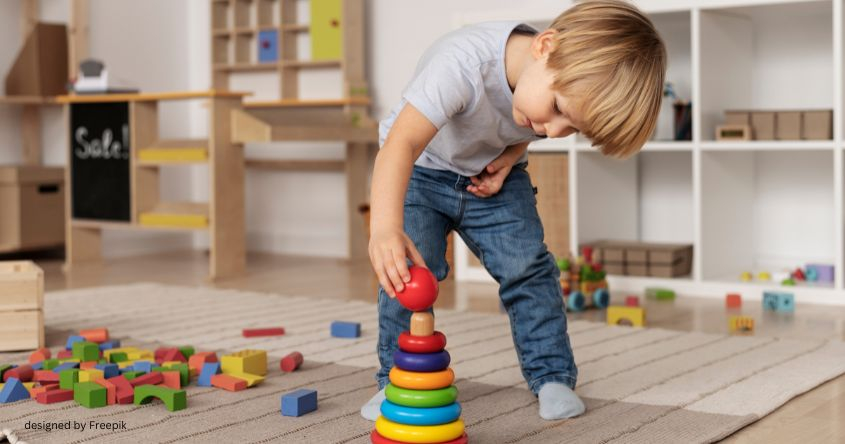 Bub spielt Holzspielzeug