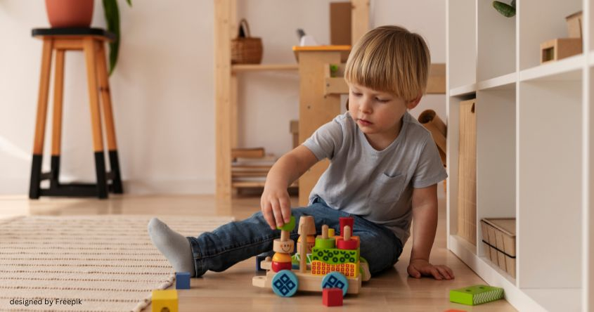 Bub spielt Holzspielzeug
