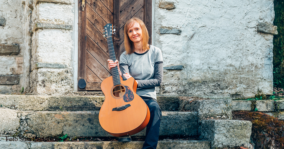 Frau mit Gitarre