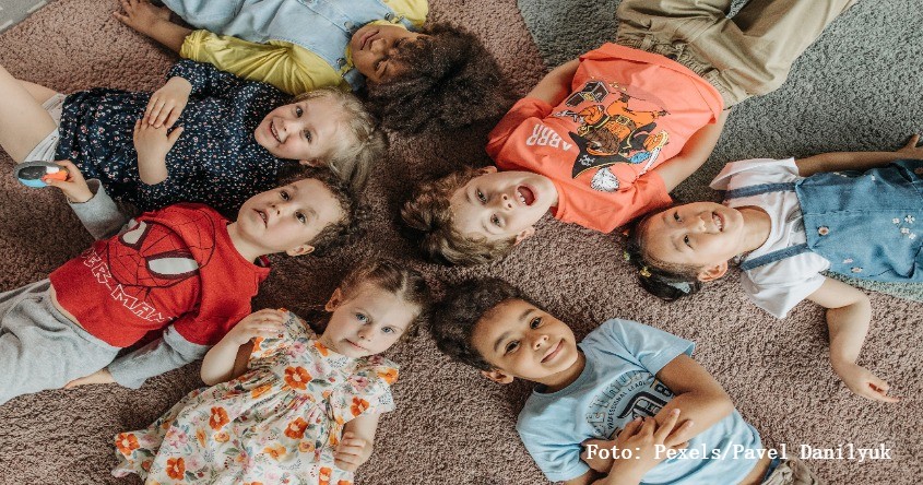 im Kreis liegende Kinder