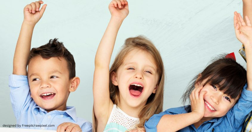 Kinder halten Hände in die Luft